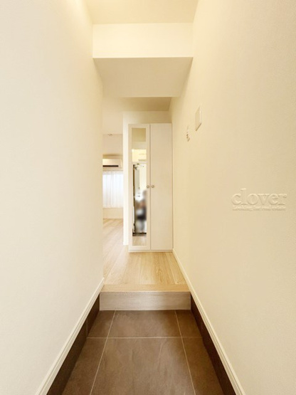 【玄関】 | 大久保ローヤルコーポ | 玄関ドアを背に、廊下と室内を望みます。ナチュラル系の色合いを重視した内装のイメージをご確認ください。お部屋の第一印象やイメージを決定づける空間です。～即日のご見学可能～　お問合せはお気軽にどうぞ。