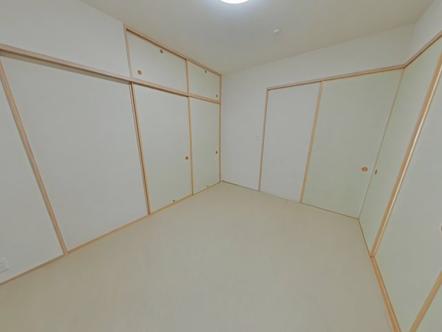 サーパス医大南の和室|明るい空間の和室は、キッズスペースや来客用など、使い方自由自在です♪