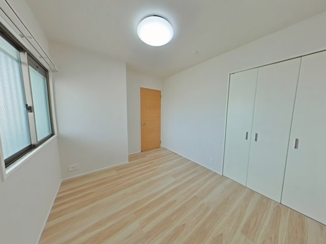 サーパス医大南の洋室|ベーシックな内装だからこそ、お好みの家具や雑貨がぐっと映える空間に。