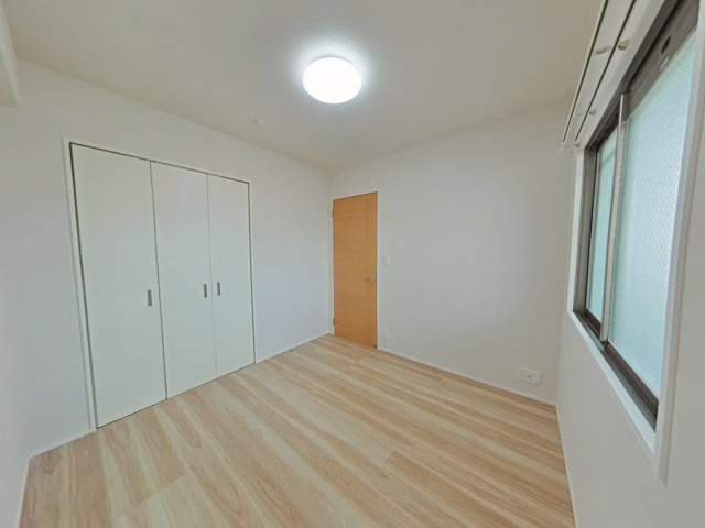 サーパス医大南の洋室|北東側洋室。クローゼット付きで、お洋服が多い方も安心して収納いただけます♪
