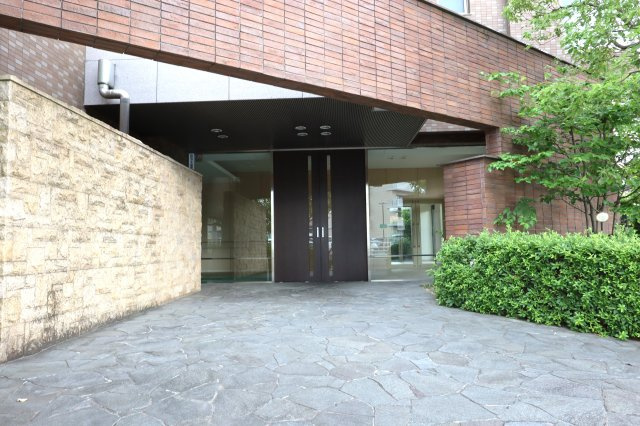 サーパス医大南のエントランス|玄関はオートロックのため、防犯面も安心です。