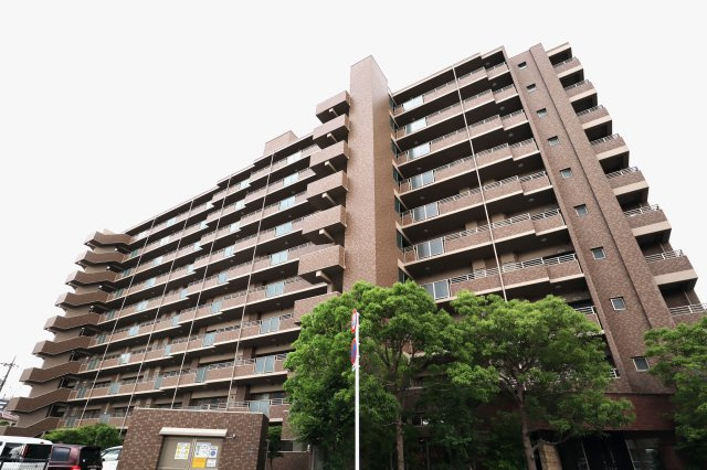 サーパス医大南の外観|近隣には利便施設が充実しており快適な住環境です！