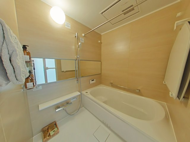 サーパス医大南の浴室|明るくナチュラルな色合いで、毎日のバスタイムを心地よく整えてくれる空間です。