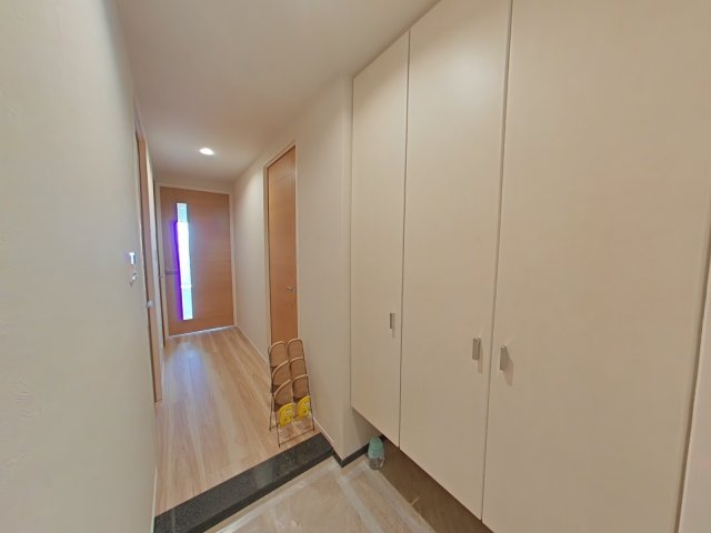 サーパス医大南の玄関|玄関横には大きな収納スペース付き！荷物もしっかりと収納してくれそうです！