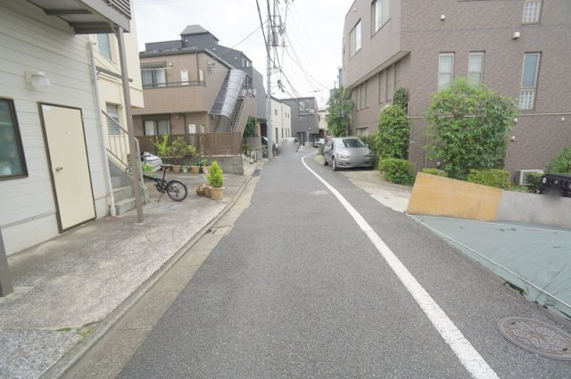 上目黒４　土地の前面道路含む現地写真|南側　公道　幅員約3.6m