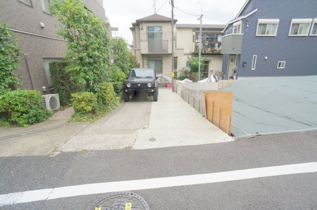 上目黒４　土地の前面道路含む現地写真|西側　私道　幅員約3.2m