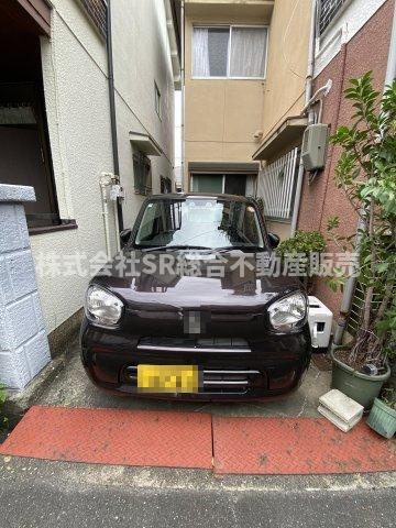 上四条町中古戸建の駐車場|お車をお持ちの方には必要な駐車場があります！軽自動車なら駐車可能です。