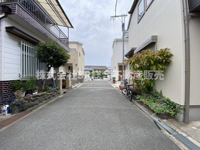 上四条町中古戸建の前面道路含む現地写真|「天の森」というオシャレなカフェが1分もかからない所にあります♪