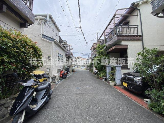 上四条町中古戸建の前面道路含む現地写真|リフォームや住宅ローン・東大阪市の不動産の事なら弊社にお任せ下さいませ！
各地域の特徴・グルメ・裏道やその他、細かい情報等も熟知した
東大阪市出身のスタッフが新生活を送るお客様をサポート致します！