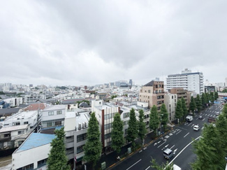 【展望】 | 眼前に広がる空の雄大さと、このお部屋の自慢の一つである「眺望」をご覧ください。毎日、この景色を独り占めできる新生活に夢が広がります。～即日のご見学可能～　お問合せはお気軽にどうぞ。
