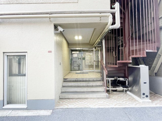 【エントランス】 | お客様を、そして住人を出迎えてくれるマンションのエントランス。ゴミが落ちていないことからも、管理状態の良さや住民の節度の高さが見て取れます。～即日のご見学可能～　お問合せはお気軽にどうぞ。