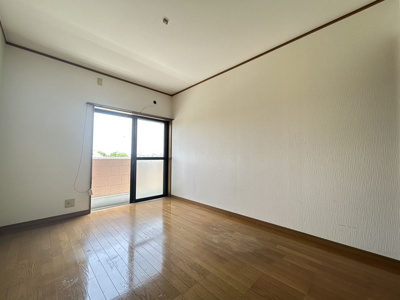 【洋室】 | グレース手鎌 | 洋室は南向きでリビングとしても使えます！