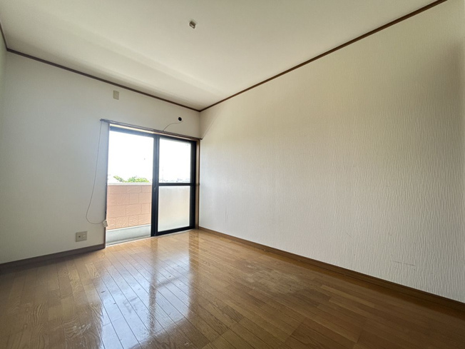 【洋室】 | グレース手鎌 | 洋室は南向きでリビングとしても使えます！