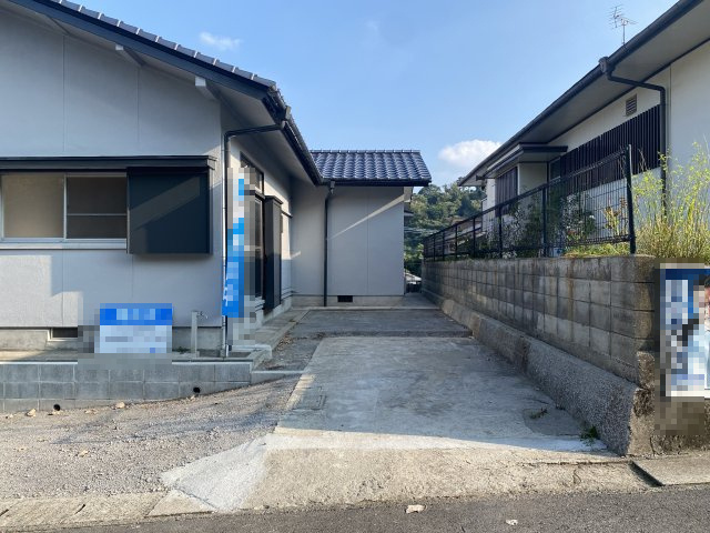 東坂元1丁目　中古戸建ての駐車場|縦列にも駐車可。