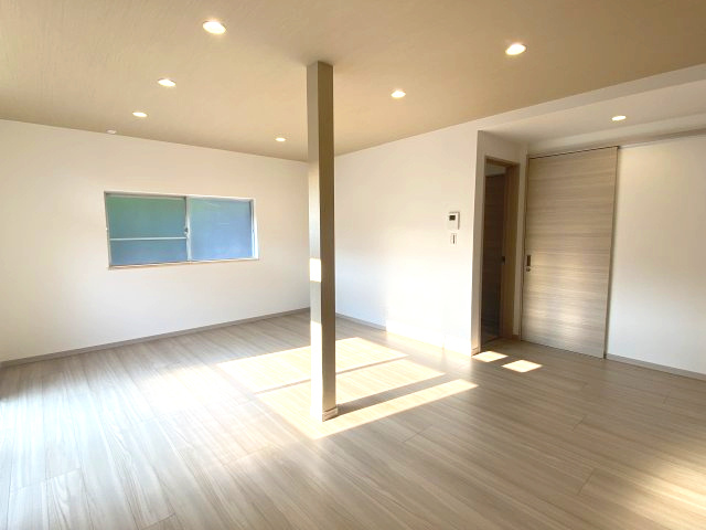 東坂元1丁目　中古戸建ての居間・リビング|陽光射し込む明るいリビング。家族と快適な時間を過ごしませんか。