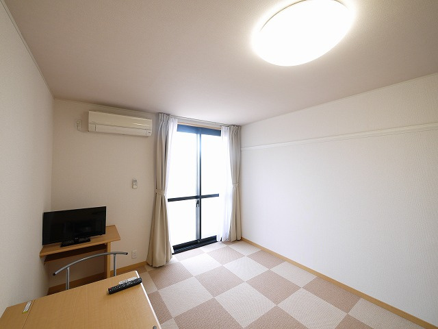 レオパレスビューヒルズテンの居間・リビング|ゆったり過ごせる居間です