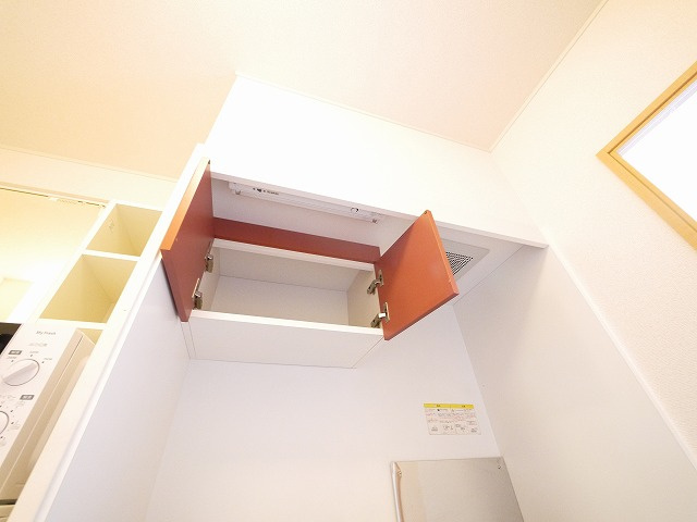 レオパレスビューヒルズテンのキッチン|コンパクトなキッチンで掃除もラクラク