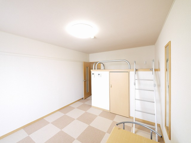 レオパレスビューヒルズテンの居間・リビング|ゆったりとしたリビングです