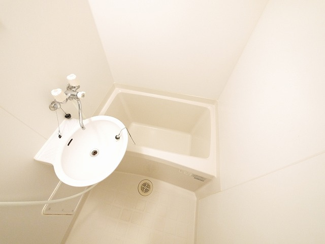 レオパレスビューヒルズテンの浴室|コンパクトで使いやすいお風呂です