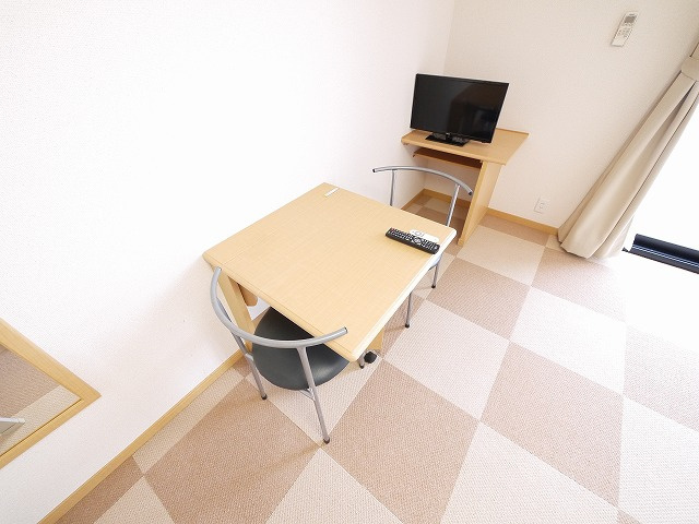 レオパレスビューヒルズテンの内装|明るい色調の室内です