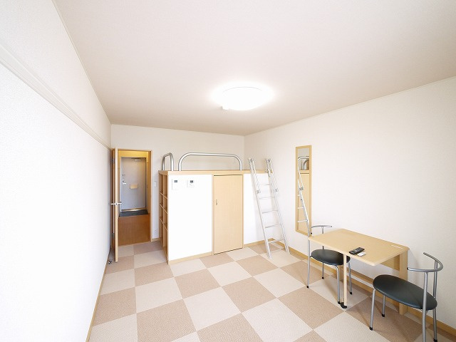 レオパレスビューヒルズテンの居間・リビング|ゆったりとしたリビングです