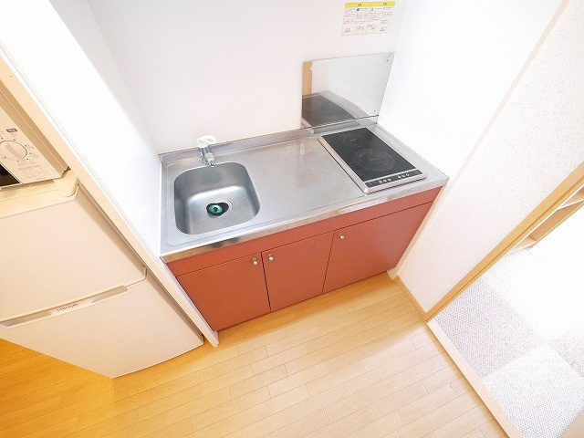 レオパレスビューヒルズテンのキッチン|コンパクトなキッチンで掃除もラクラク