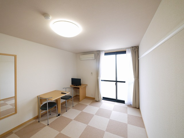 レオパレスビューヒルズテンの寝室|開放的な寝室です