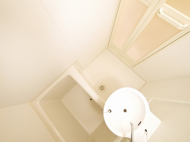 レオパレスビューヒルズテンの浴室|ゆったり過ごせるお風呂です