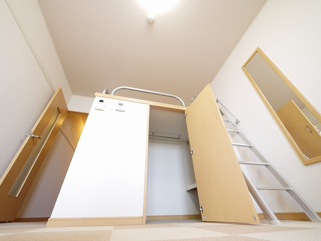 レオパレスビューヒルズテンの収納|便利な収納スペースです