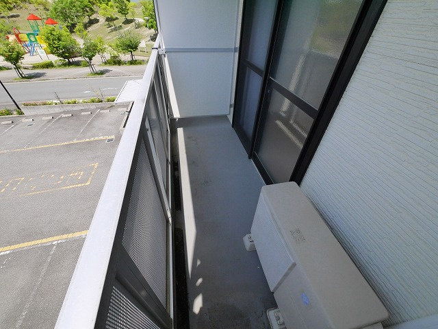 レオパレスビューヒルズテンのバルコニー|暖かな日差しのふりそそぐバルコニー