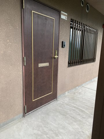 アルトラマンション　B棟の玄関