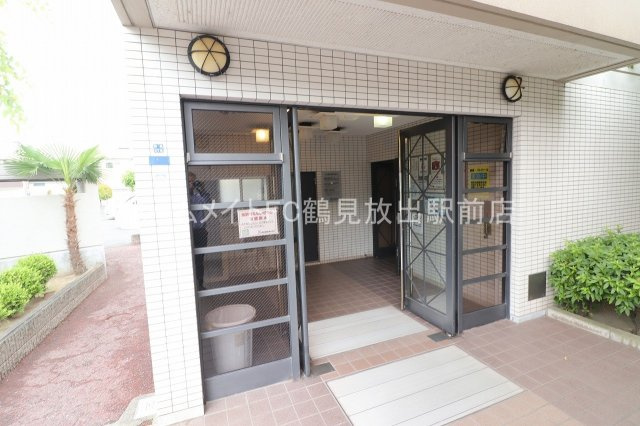 東大阪市楠根３丁目の賃貸マンションのエントランス