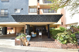 【エントランス】 | お客様を、そして住人を出迎えてくれるマンションのエントランス。ゴミが落ちていないことからも、管理状態の良さや住民の節度の高さが見て取れます。～即日のご見学可能～　お問合せはお気軽にどうぞ。