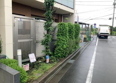 【中庭】 | アーリアレジデンス南町田 | 中庭（パティオ）とは、一つの建築物の内部に設けられた、壁などで囲われている庭のことを指します。コの字型、ロの字型が主流ですが、L字型の中庭もあります。最近では、インテリア性の高さからも人気があります。