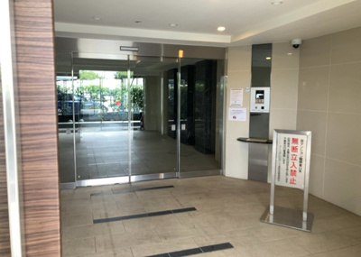 【エントランス】 | アーリアレジデンス南町田 | マンションのエントランスには、もともと風よけや防犯の役割がありますが、マンションによって宅配ボックスなどの設備が備わっている所もあります。日々の生活をイメージしながら生活しやすさをチェックしましょう。