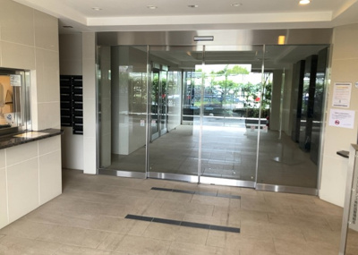 【ロビー】 | アーリアレジデンス南町田 | ラウンジは、マンションの共用スペースに椅子やテーブルなどを配置した利用者が寛げる空間です。屋内型ラウンジと屋外型ラウンジがあります。共用部分の管理状況と合わせて、詳細については現地でご確認ください。