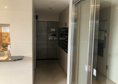 【設備】 | アーリアレジデンス南町田 | エントランス付近に設置されている集合ポストは、住んでいる部屋と離れているため、ポストをあさるなど誰かに何かされていても被害に気づきにくいです。入居する時には他人に特定されにくい番号で鍵をかけましょう！