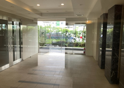 【ロビー】 | アーリアレジデンス南町田 | ロビーというと、エントランスと何がちがうの？と思いますよね。実はロビーとエントランスには明確な決まりはありません。物件によっては、エントランスを入って広がるある程度の広さのある空間がロビーとなります。