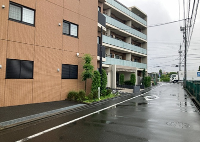 【外観】 | アーリアレジデンス南町田 | 隣家の土地はどうなっているのか、生活利便施設が近くにあるのか、学校まで近いかなど、お客様のライフスタイルにあわせたイメージが重要です。また、近くにあると困る施設が近くにないかも確認するといいでしょう。