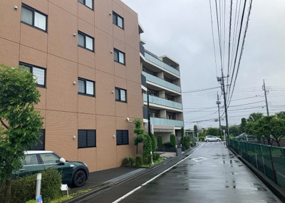 【現況写真】 | アーリアレジデンス南町田 | 眺望の良さを楽しめるダイニングキッチンで家族団らんの時間を過ごしてはいかがでしょうか。バルコニーから見える景色を家族で眺める時間は、時間が経つのを忘れてしまいそうですね。是非、現地を見に行きましょう！