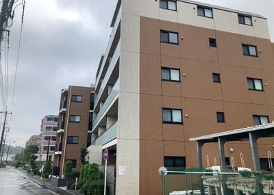 【現況写真】 | アーリアレジデンス南町田 | 道幅が広い場所は日当たりや風通が良好です。幅が広いのですれ違いも可能ですし大きな車でも駐車可能！一方で、大型車が通ることも多くなるため交通量の増加により騒音に繋がります。また土地の値段が高くなります。