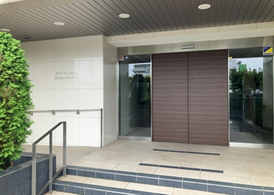 【玄関】 | アーリアレジデンス南町田 | 玄関は家の顔でもあり、家族以外の目にも止まる場所です。玄関は外との間を仕切る扉、靴などをしまっておく収納スペース、靴脱ぎのたたきスペース、来客とのやり取りをするドアホンなど複数のアイテムからなります。