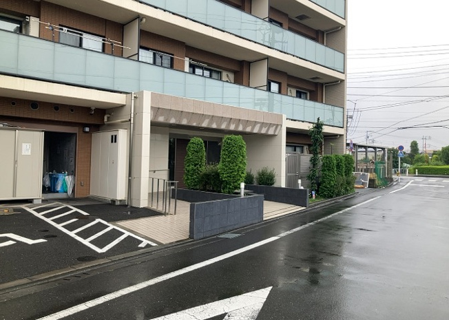 【外観】 | アーリアレジデンス南町田 | 外観はマンション管理がされているかの目安になります。築年数が古いと、壁面は劣化してひび割れが生じることも！建物が古びていても細かいところが修繕されていると、きちんと管理されているなぁと感じるでしょう。