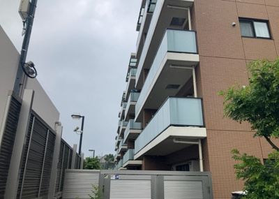 【バルコニー】 | アーリアレジデンス南町田 | 一般的なバルコニーは、奥行1.5ｍ程ですが、ワイルドバルコニーは2ｍまで広がっています。そのため洗濯物の間隔をあけ干すことができ、乾きやすいというメリットや、ガーデニングが楽しめる等の特徴があります。