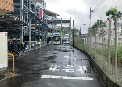 【駐車場】 | アーリアレジデンス南町田 | 駐車場と明記されていても、最小スペースでつくられた駐車場だと大型車は駐車できなかったり、出入りしにくくなったりする可能性があります。お車のサイズと購入したい物件の駐車場のサイズを現地で確認しましょう。