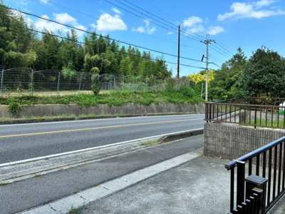 【駐車場】 | 大津市仰木の里7丁目23-7　中古戸建 | 北側駐車場　軽自動車1台可（車種による）