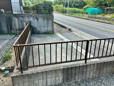 【駐車場】 | 大津市仰木の里7丁目23-7　中古戸建 | 北側駐車場　軽自動車1台可（車種による）