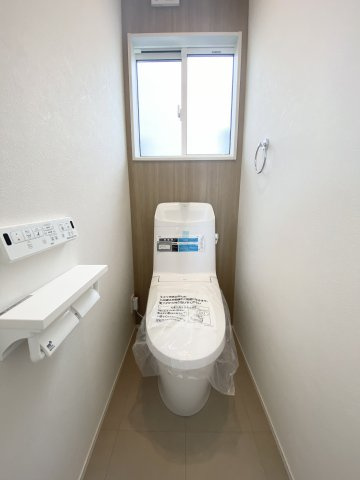 玉里団地1丁目　S-pacio B棟のトイレ|2階の温水洗浄便座トイレです。1階に降りなくても良いのが助かりますね。