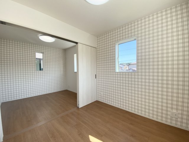 玉里団地1丁目　S-pacio B棟の洋室|子供部屋におすすめの洋室です。2面採光で陽の光もたっふり降り注ぎます。