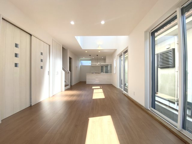 玉里団地1丁目　S-pacio B棟のトイレ|1階の温水洗浄便座トイレです。手洗い場に収納があり、掃除道具を収納することができます。